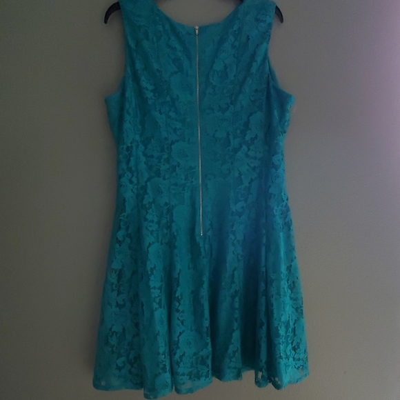 Flare Lace Green Dress - Picture 5 of 6